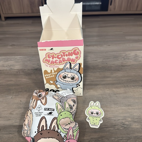 Authentic Pop Mart exciting macaron labubu - green grape - Picture 2 of 2